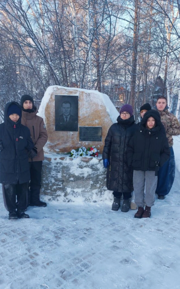 Учащиеся 9 класса возложили цветы к обелиску, воздвигнутому в п. Сеймчан в честь Панкратия Иовича..